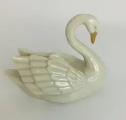 Vintage Lenox cream Swan with a 24 karat gold Bill place card holder