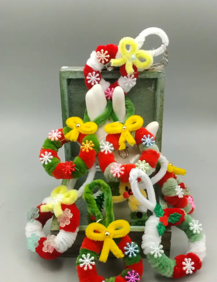 Pipecleaner Wreaths, Wreath Keychains, Wreath Ornaments, Wreath Gift Toppers