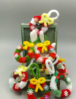 Pipecleaner Wreaths, Wreath Keychains, Wreath Ornaments, Wreath Gift Toppers