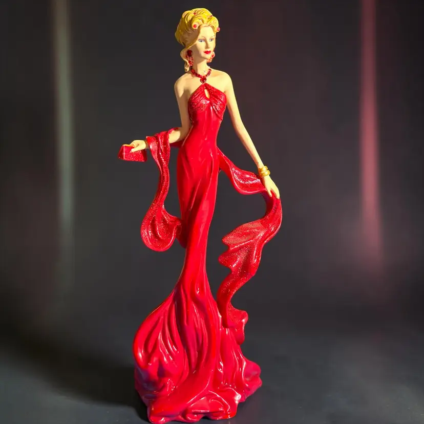 2007 - The Heart of Life Collection titled "Red Carpet Premiere" by The Hamilton Collection - 8” x 3.5” x 3” - No A1437