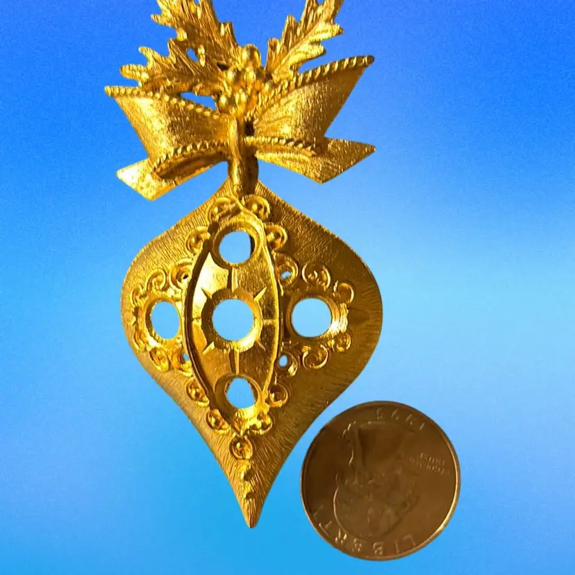 Dodds Gold Tone Christmas Brooch