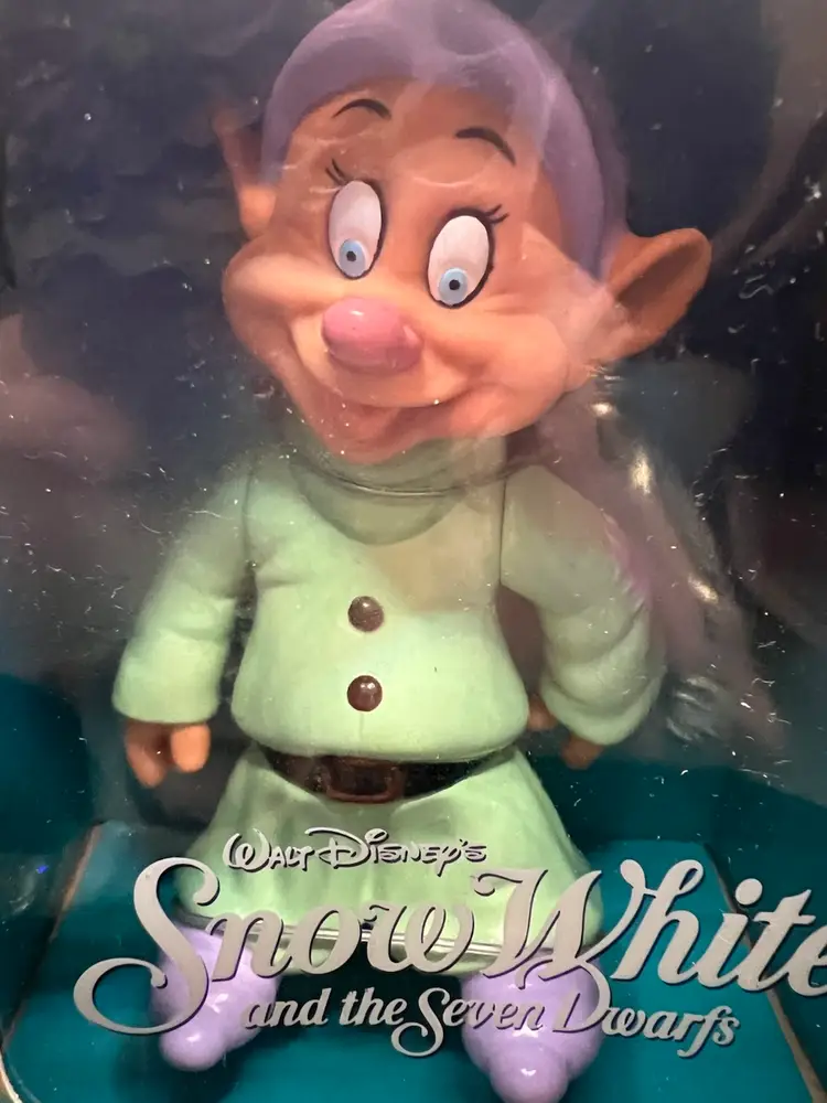 Disney Snow White  Dopey “ A Kiss Magically Appears”