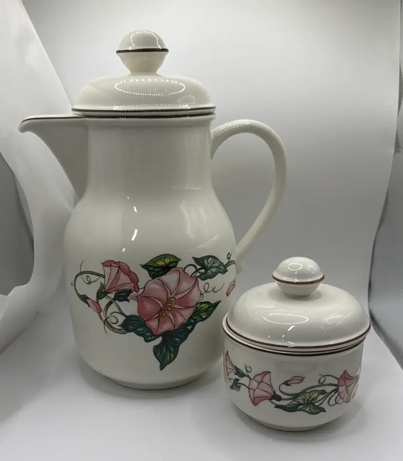 Villeroy & Boch Palermo 9.5” Teapot and sugar bowl with Lids morning glories