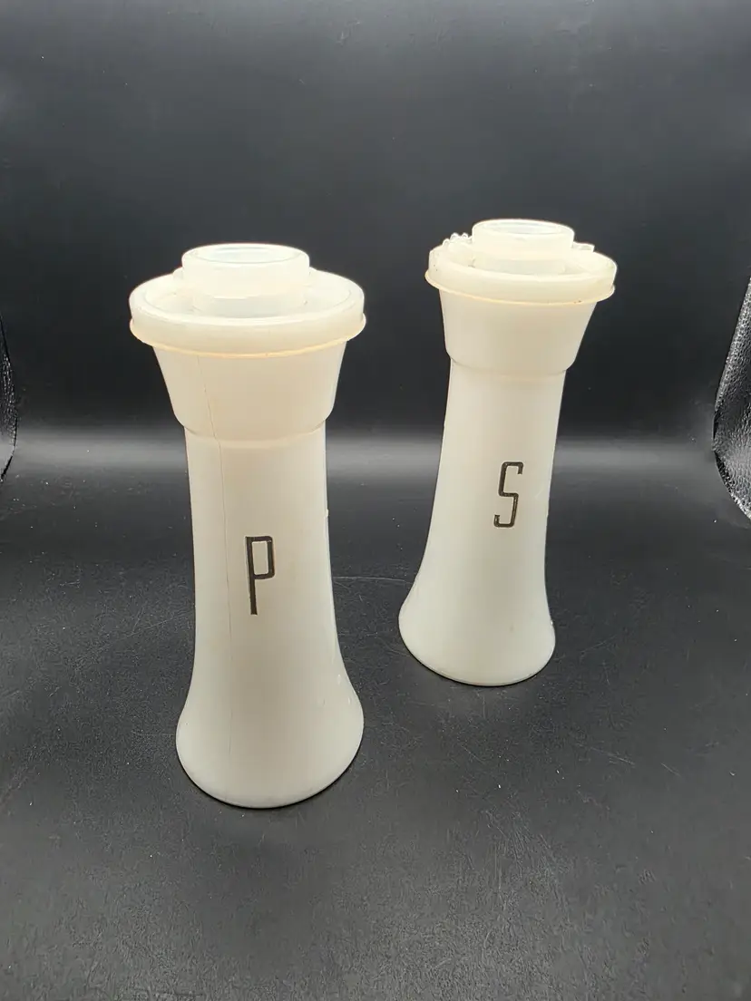Tupperware salt and pepper set