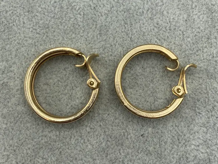 Vintage Sarah Convetry 1972 Florentine Hoop Clip-on Earrings Gold Tone