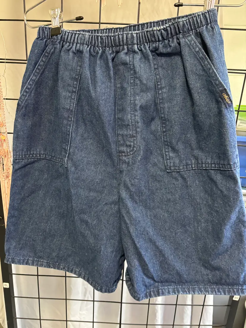 Ladies sz 8 denim shorts.