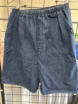 Ladies sz 8 denim shorts.