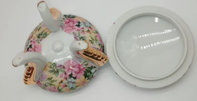 Beautiful, Chintz, Round ,Footed Dresser Or Trinket Box. Measures 3.5 Inches In Height By 4 Inches In Width. Great Gift For Anyone Who Loves Floral Motifs.