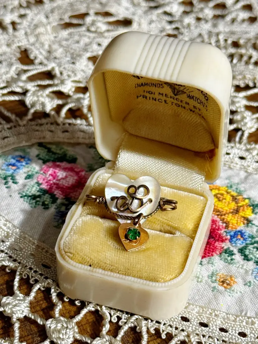 Vintage Sweetheart Jewlery Mother Of Pearl Brooch