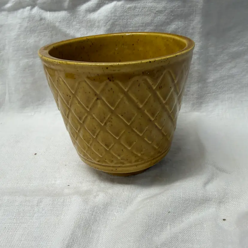 Vintage Haeger #404 Pottery Planter/Vase, with Diamond Quilt Pattern.