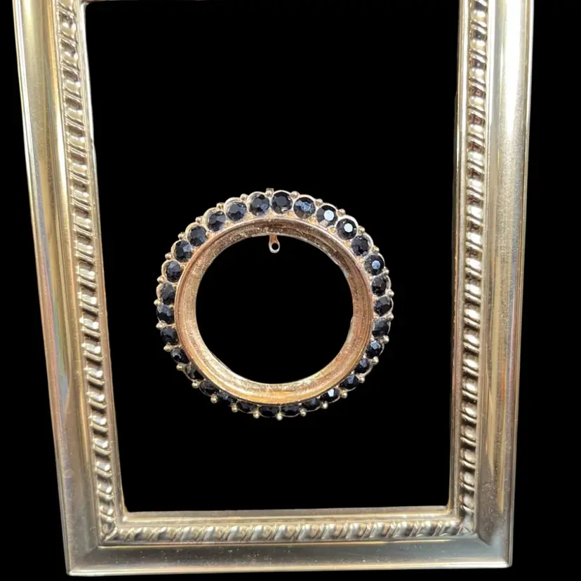 Castlecliff-Vintage Gold Tone Black Rhinestone Wreath Brooch