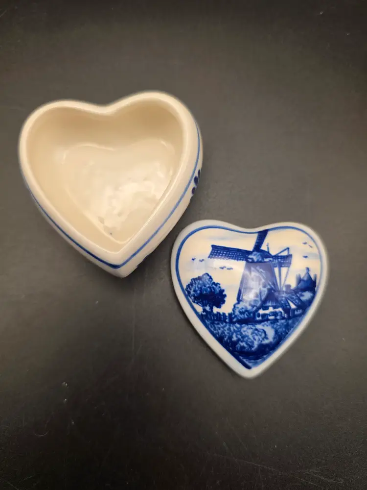 Tiny Heart delft trinket dish
