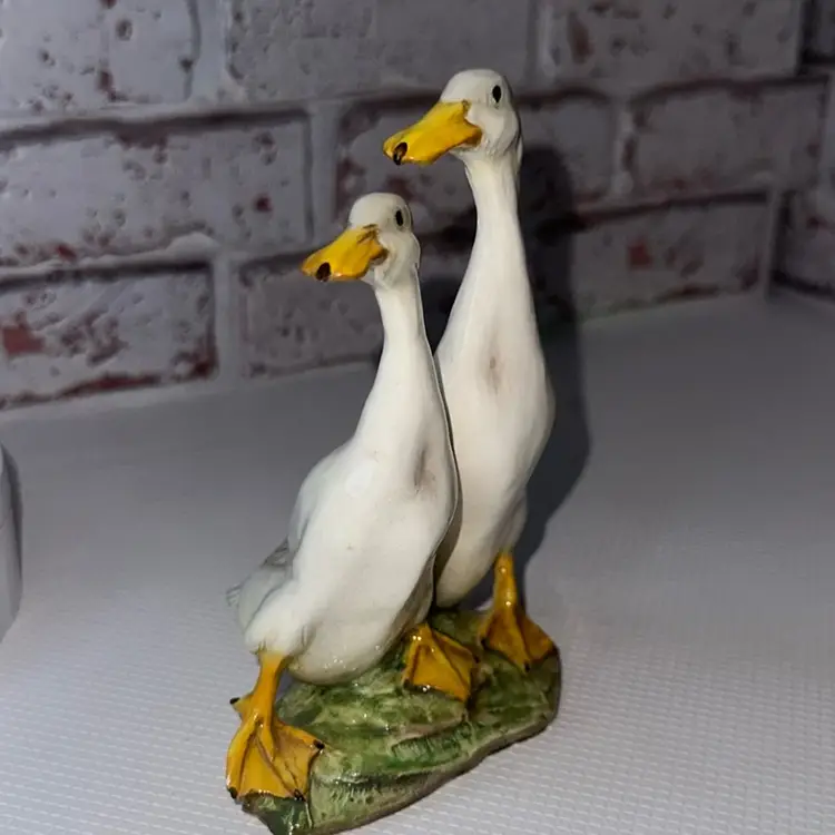 This figurine was designed by the Italian artist Giuseppe Tagliario ( Tay Figurine )