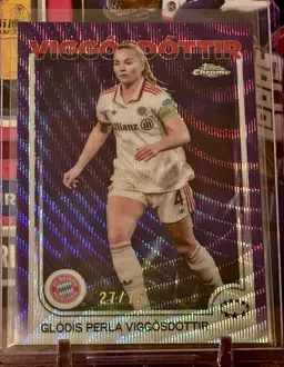 Glodis Viggosdottir 2024/25 Topps Chrome UWCL Purple Wave /75 Bayern Munich Iceland Soccer Card
