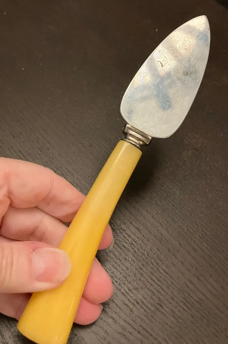 VTG Butterscotch Bakelite Handle Cheese Knife Not Serrated