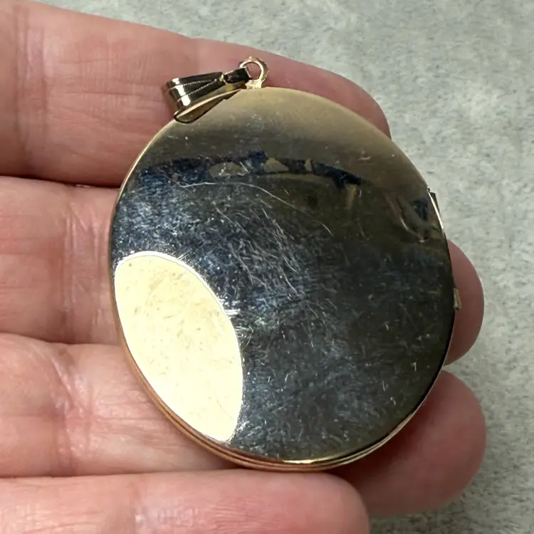 Vintage Left Facing Green & White Cameo Locket Pendant Filigree Gold Tone