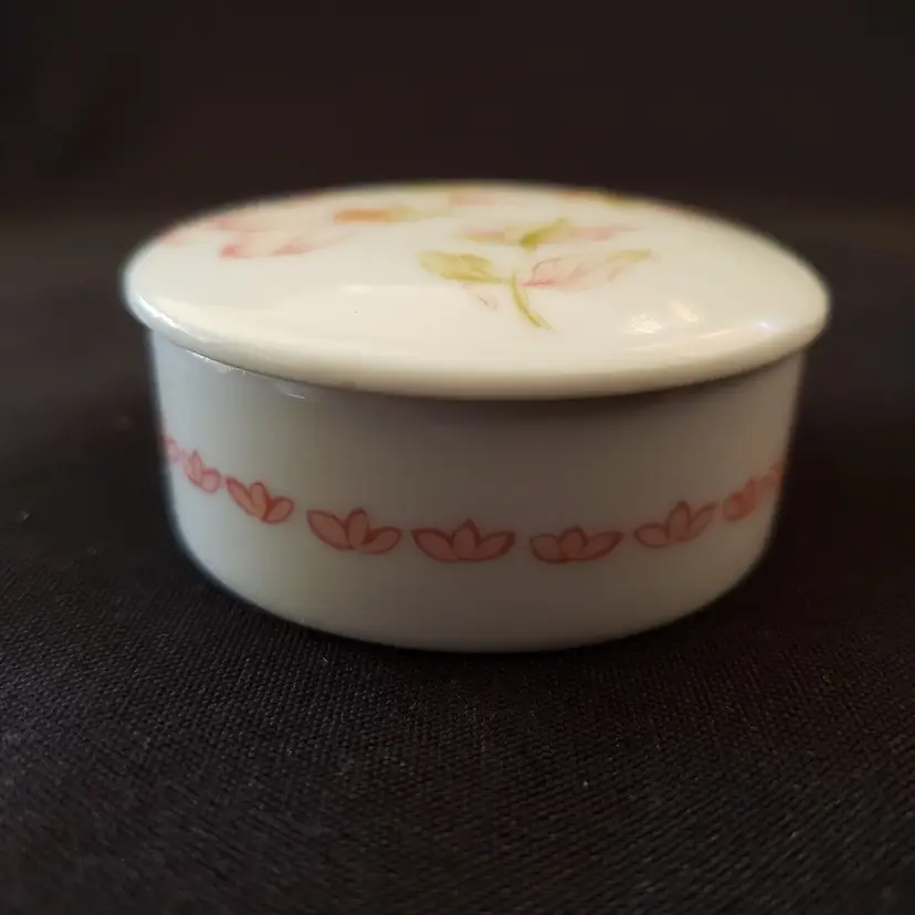 Trinket Box Peint Main Limoges Round w/ Flowers On Top Teller Du Tabalou Vintage