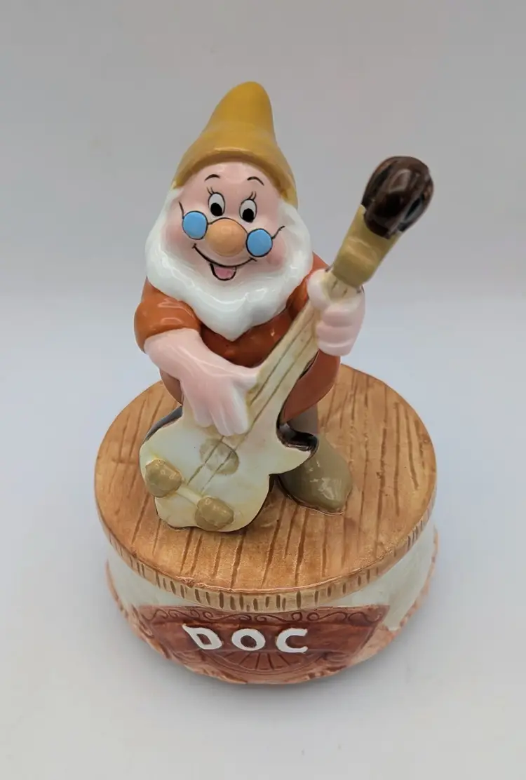 Disney Snow White DOC Schmid Ceramic Figurine Music Box Plays Heigh Ho-  Hi Ho
