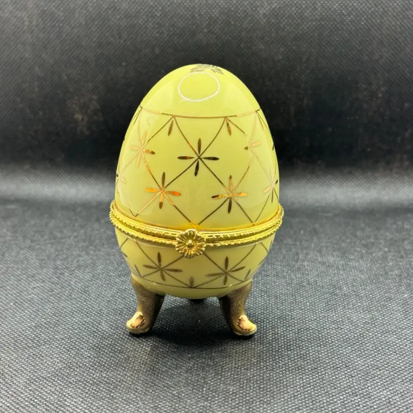 Vintage Egg Shape Yellow Gold Diamond Pattern Hinged Lid Footed Trinket Box, Unbranded