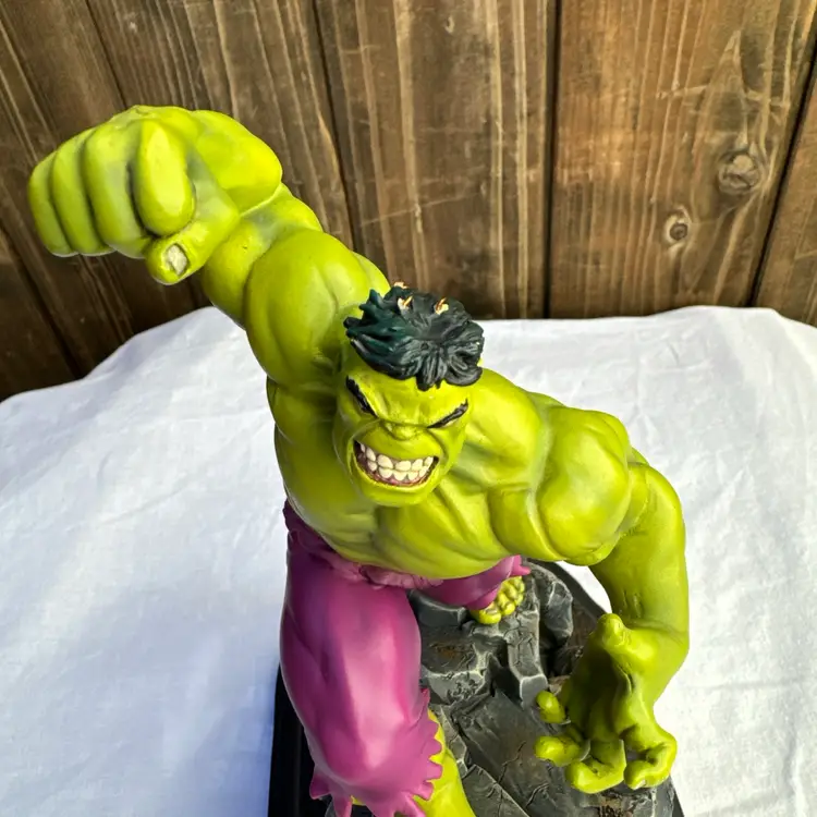Bowen Marvel Incredible Hulk Green Version Mini-Statue #0257/7000 AVENGERS