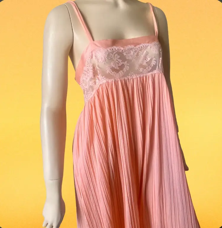 1970s Peach Grecian Pleated Lace Maxi Nightgown 
