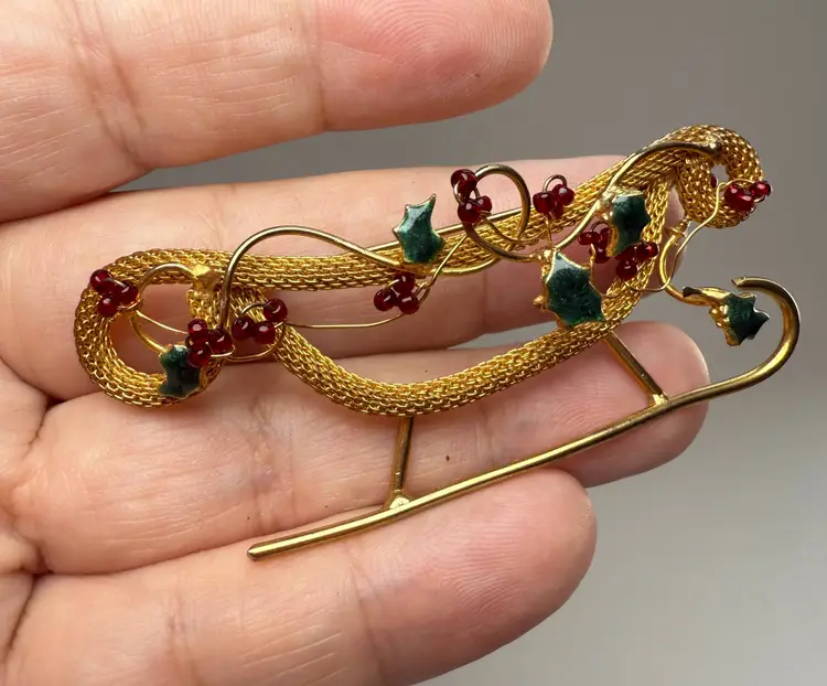 Vintage Enamel & Seed Beads Mesh Wire Holly Vine Christmas Sleigh Pin Brooch Gold Tone