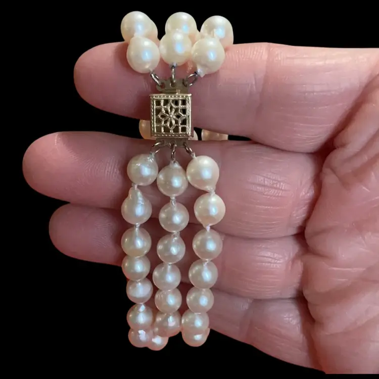 Gorgeous Vintage 3 Strand Fresh Water Pearl Bracelet With  Goldtone Slide In Closure .