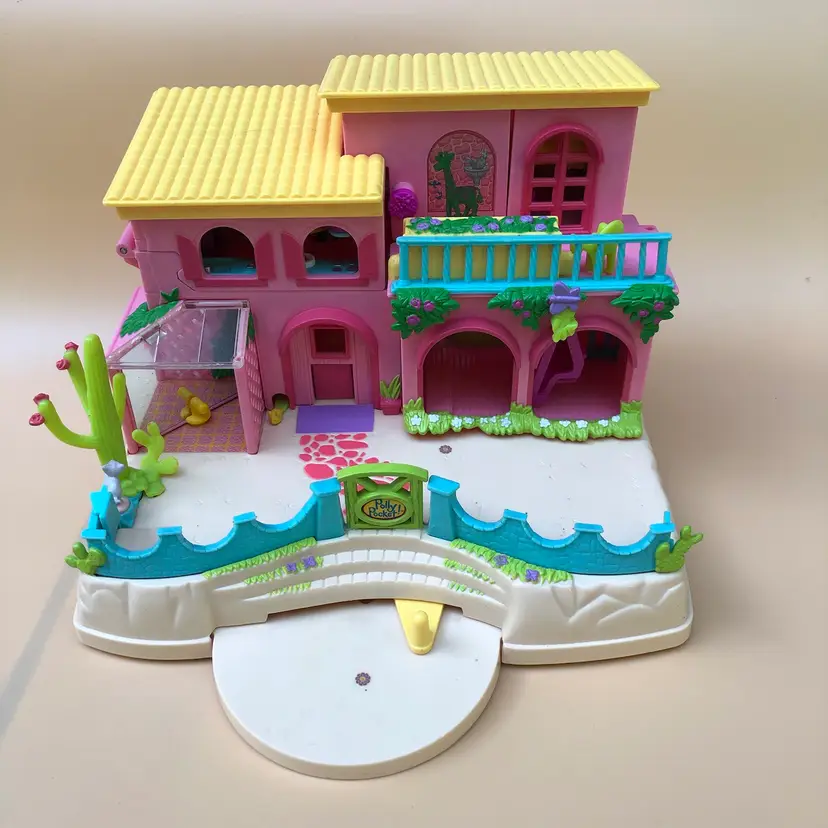 2000 Mattel Polly Pocket Petland Hacienda Ranch House Playset w/ 2 Cats