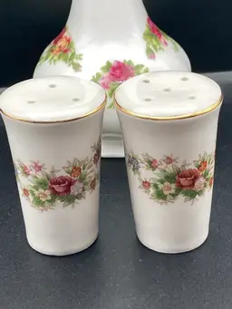 Vintage Country Roses Shaker Set Fine Bone China (2 1/4” Tall Almost 1 1/2” Wide At Top) 💐🌹💐