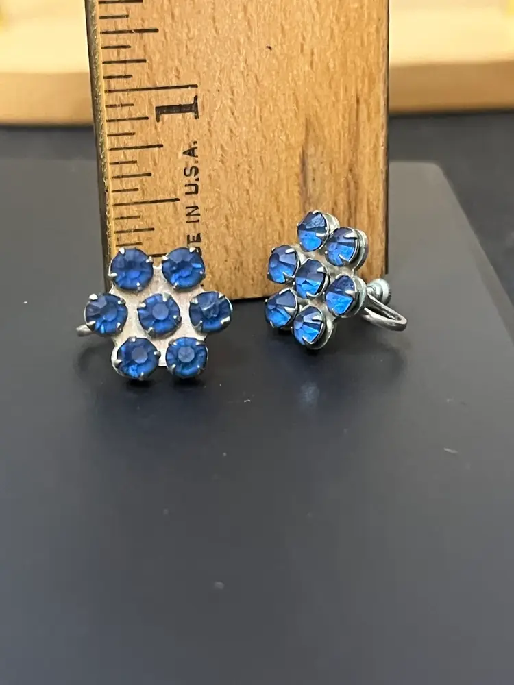 63) Vintage Blue Prong Riveting Rhinestones Silvertone Screwback Earrings