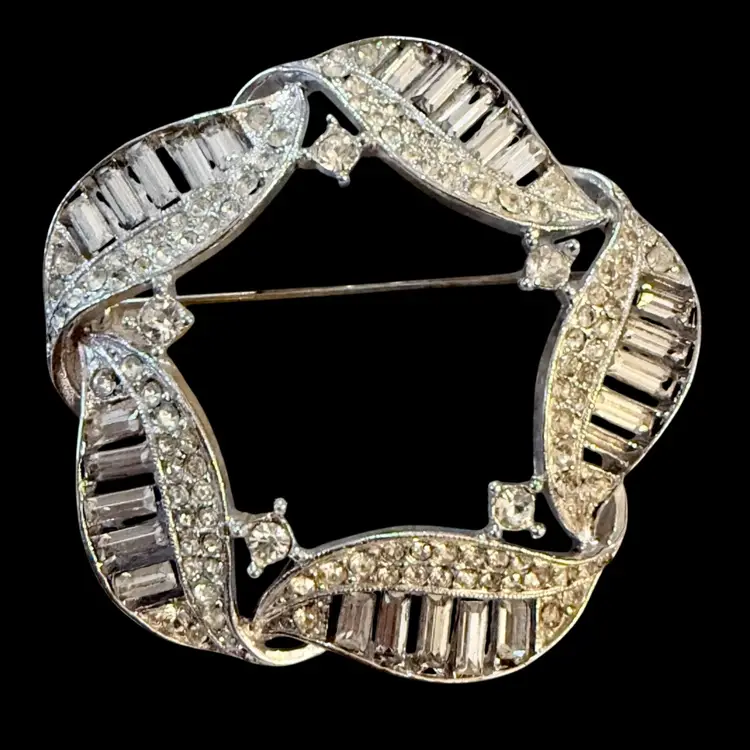 Vintage Unsigned Rhinestone Wreath Brooch 2”