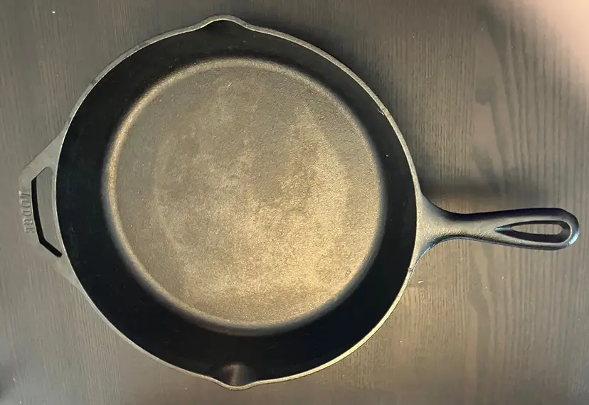 VTG Lodge 10SK Cast Iron Skillet Handle 2 spouts 12"