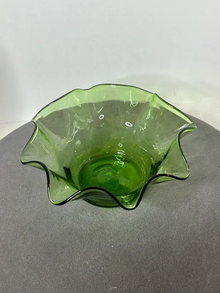 Vintage Blenko MCM Green Ruffled 8” Handblown Bowl