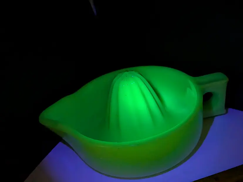 URANIUM JADEITE MCKEE SUNKIST REAMER JUICER UV REACTIVE GLOW 1920-1930 "SKOKIE GREEN"