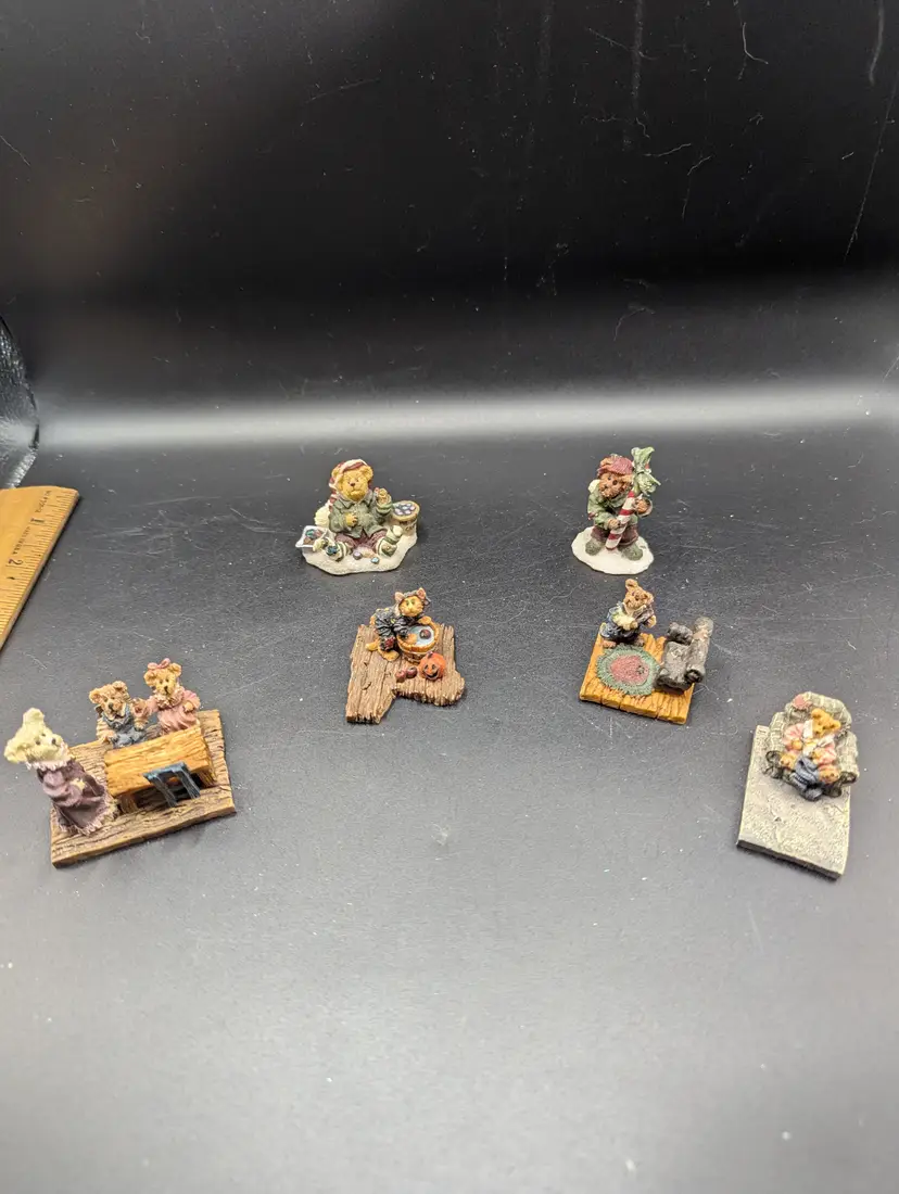 Vintage Lot of 6 Boyd's Bears Miniatures - 4 Bearly and 2 Kringle 's Village