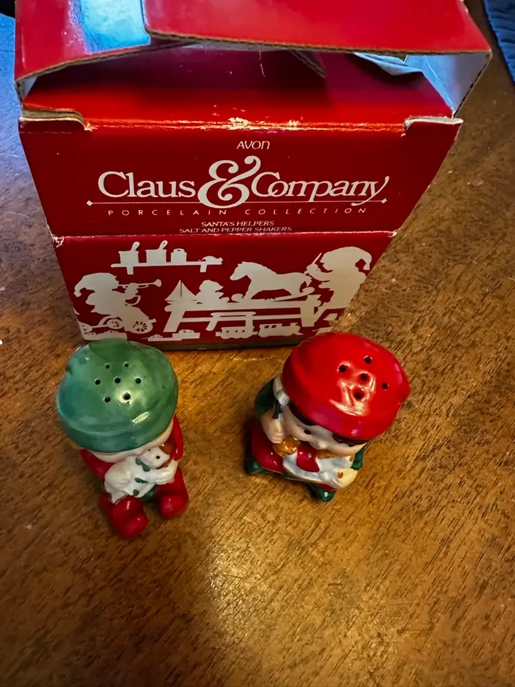 Vtg Avon 1983 Christmas Elves Kids Salt & Pepper Shakers 2.5" Tall With Stoppers