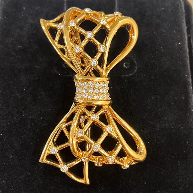 Swarovski 3-D Gold Tone Crystal Bow Brooch Pin Signed Swan EUC