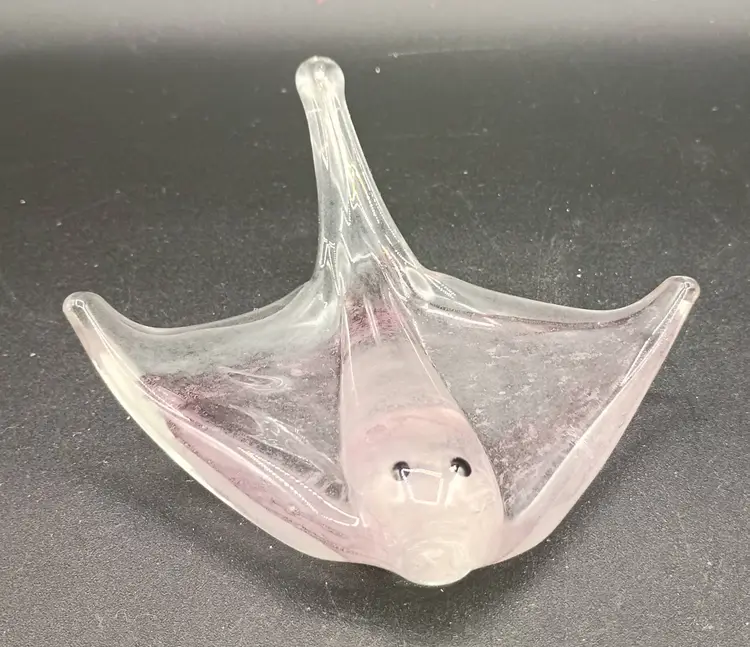 Dynasty Gallery Manta Ray Clear Glass Pink Flecks Paperweight Original Sticker GLOWS
