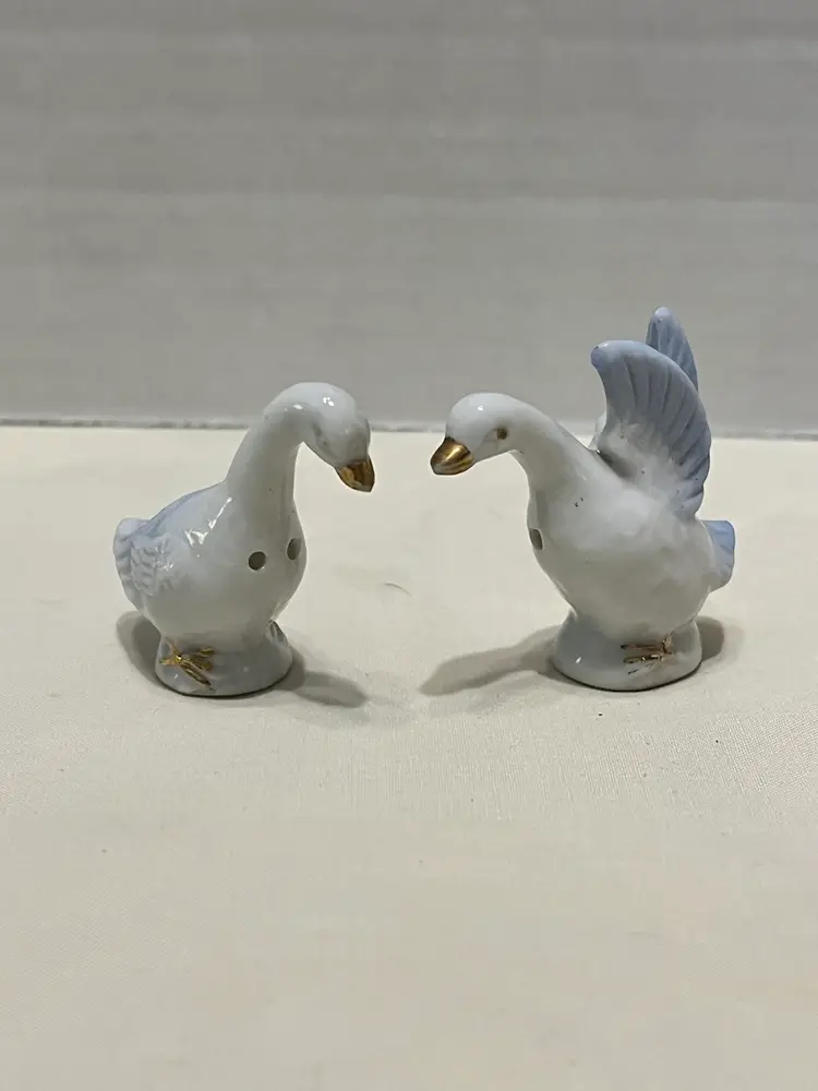 #01 Vintage White Swan Salt & Pepper shakers 1.5 " Tall Japan