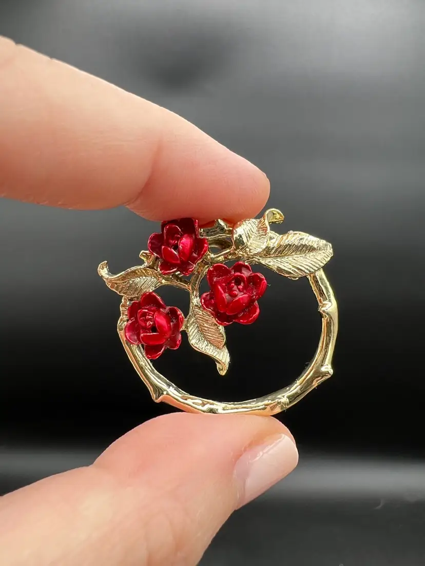 Gerry’s Gold Toned Brooch With Red Roses 🌹