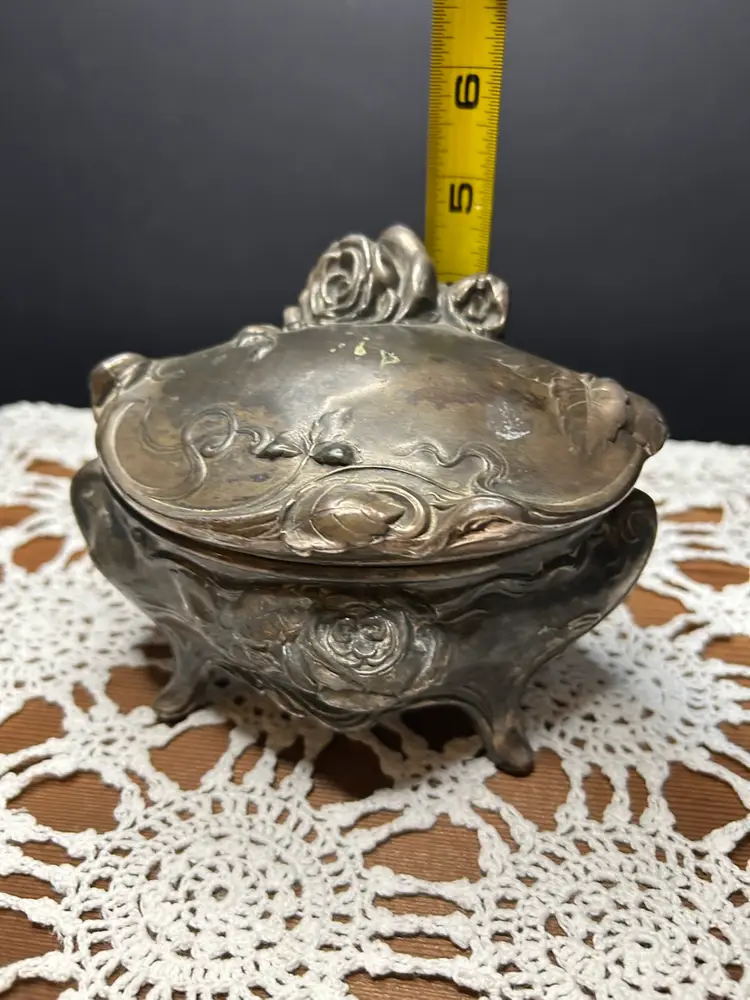 #01 Large Vintage W B Mfg Co Silver Toned Metal Rose Motif Trinket Box With No Lining 4 1/2x6x4