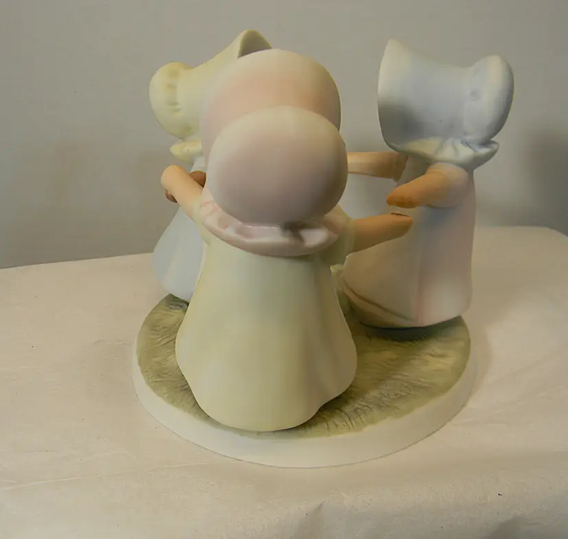 Circle of Friends Collection by Masterpiece "Love one Another" Homco 1990