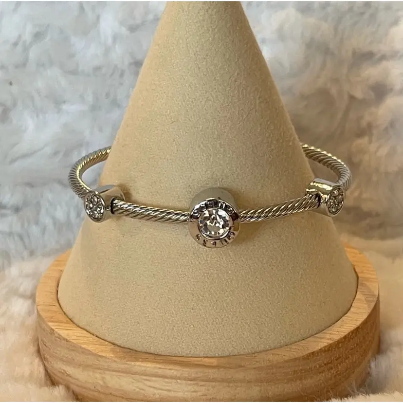 GUESS Crystal Station Slider Bangle
Bracelet