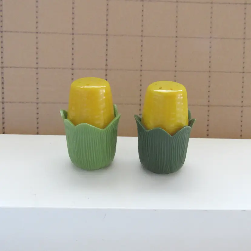 VTG Plastic Corn Salt & Pepper Shaker Set