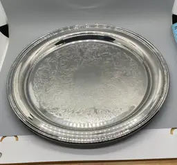 Vintage Oneida LIon Silver Płatę Round Engraved Serving Tray 12.5"