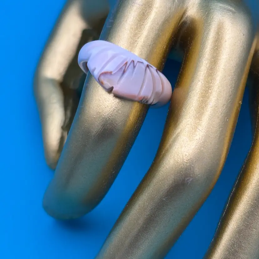 Vintage Carved Pink Shell Ring – Natural Conch Shell, Pale Pink with Brown Striations