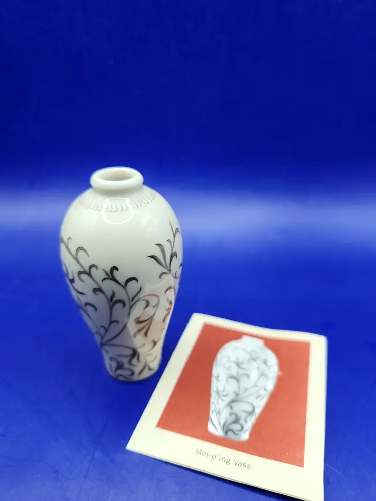 Franklin Mint Mei-p'ing Vase from Treasures of the Imperial Dynasties