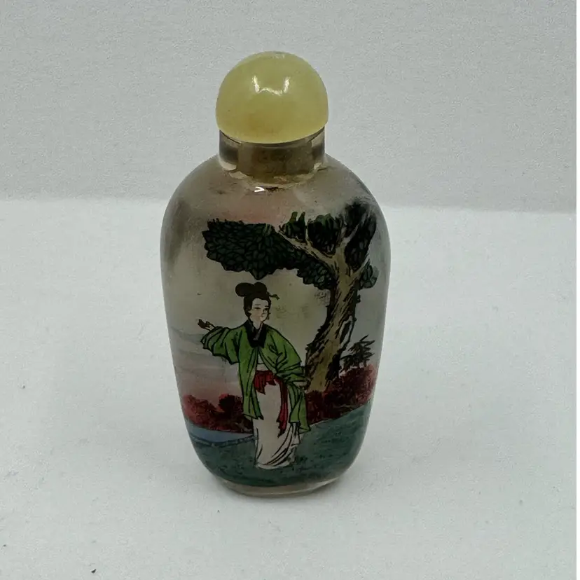 Chinese reverse glass painted snuff bottle depicting a maiden and a tree, Glowy Stopper
