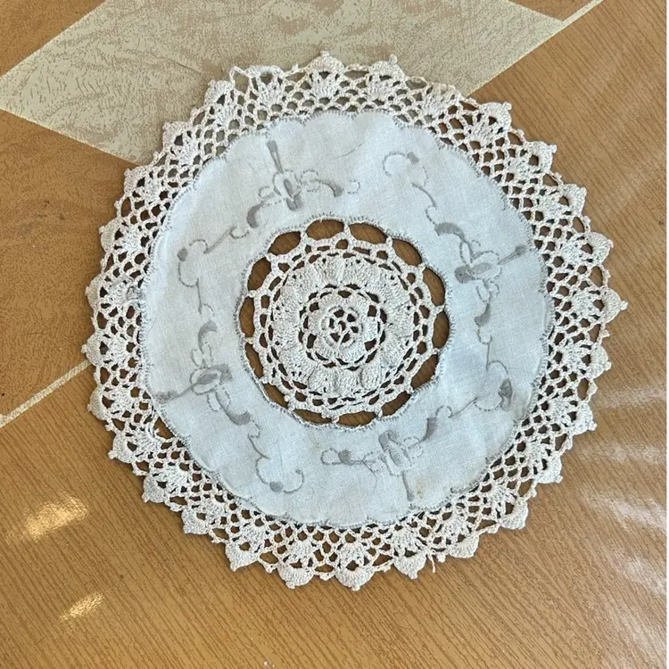 Vtg Hand Embroidered Crochet Linen Doily 8” Diameter
