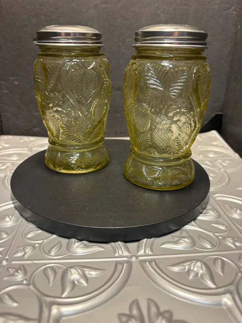 Fenton Glass Yellow Invert Strawberry Design 4.5 in Muffineer Sugar Shaker ONE